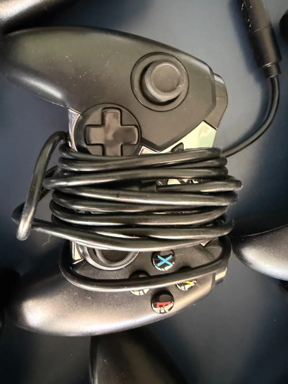 bundle of X-box controllers - Picture 3 of 5